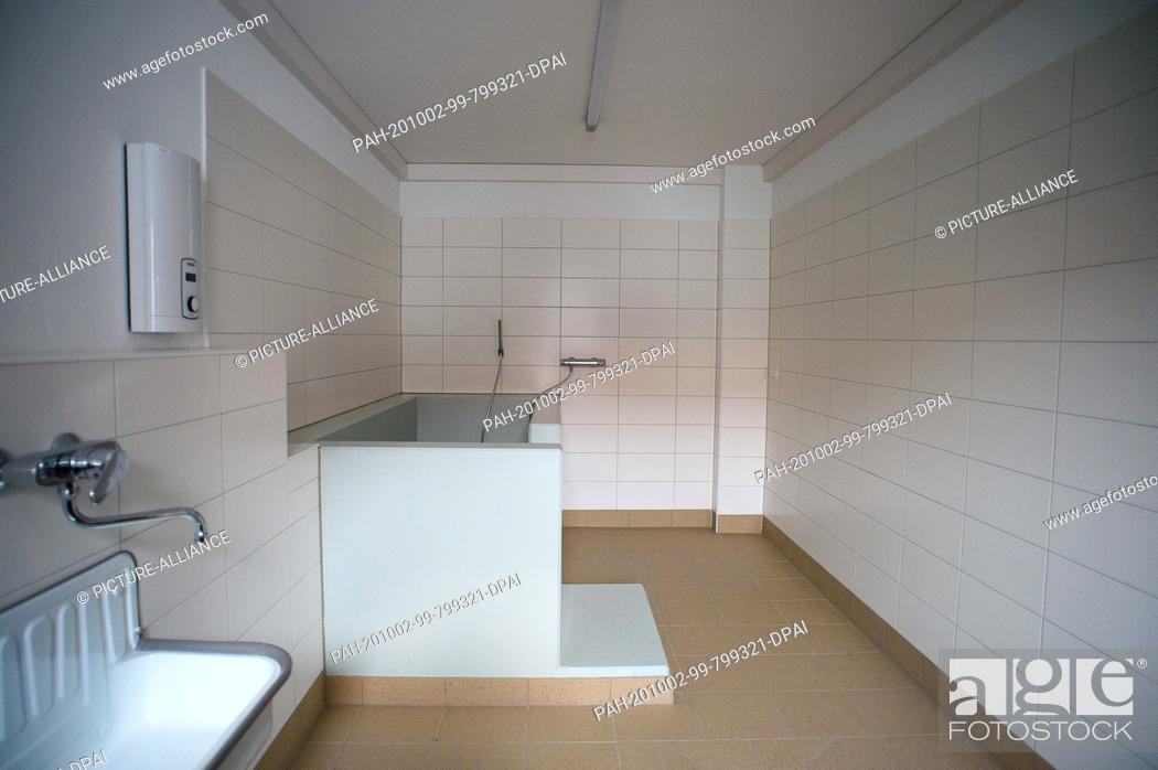 Stock Photo: 02 October 2020, Saxony-Anhalt, Bad Schmiedeberg: The dog bath of the newly built kennel of the Diensthundführerschule (DHFS) of the state police of.