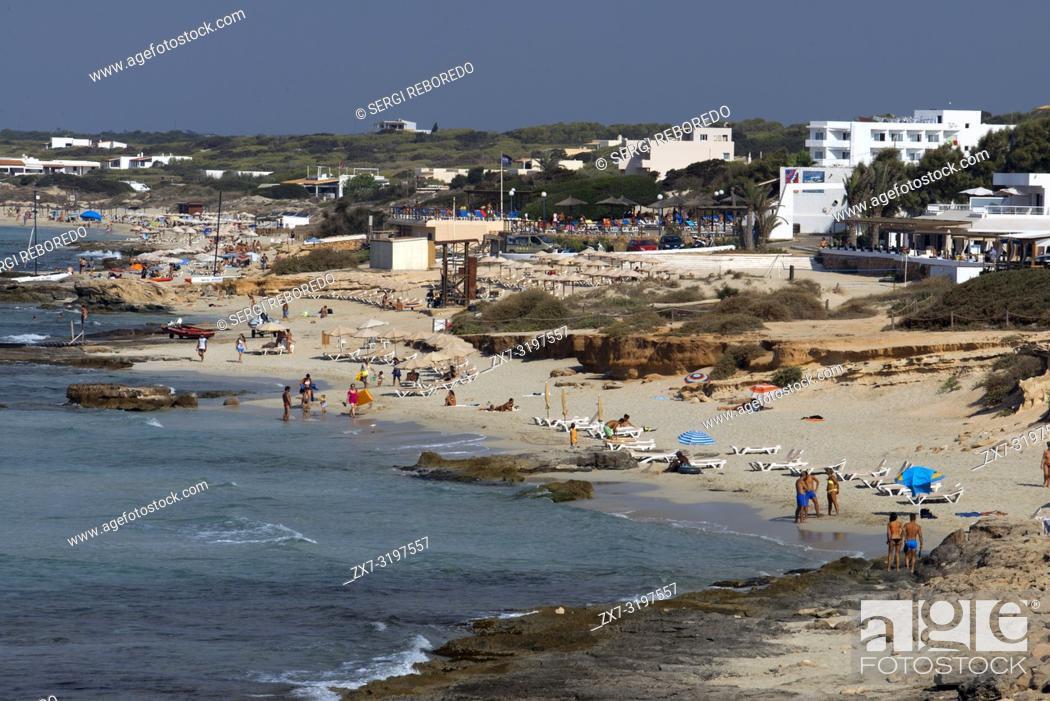 Imagen: Migjorn beach, Formentera, Balears Islands, Spain. Hotel Riu la Mola. Holiday makers, tourists, Platja de Migjorn, beach, Formentera, Pityuses, Balearic Islands.