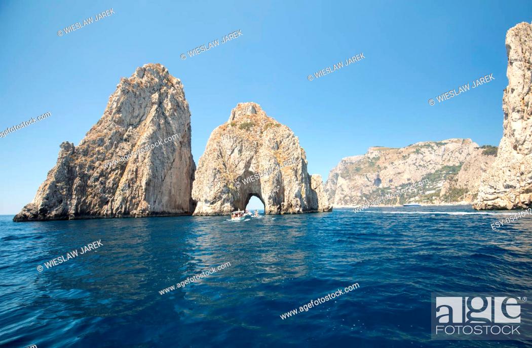 Imagen: Faraglioni Rocks on Capri Island, Italy. Rock's names left to left: Stella, Mezzo and Scopolo or Fuori.