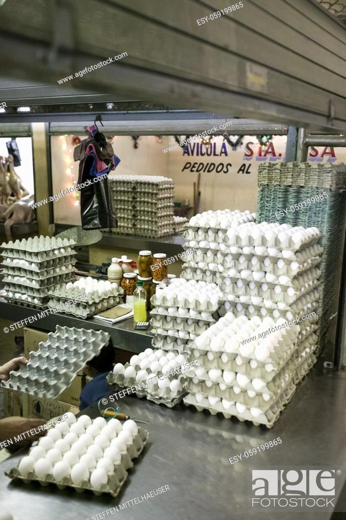 Imagen: Dozens of fresh eggs for sale in the Mercado Principal, Campeche, Mexico.