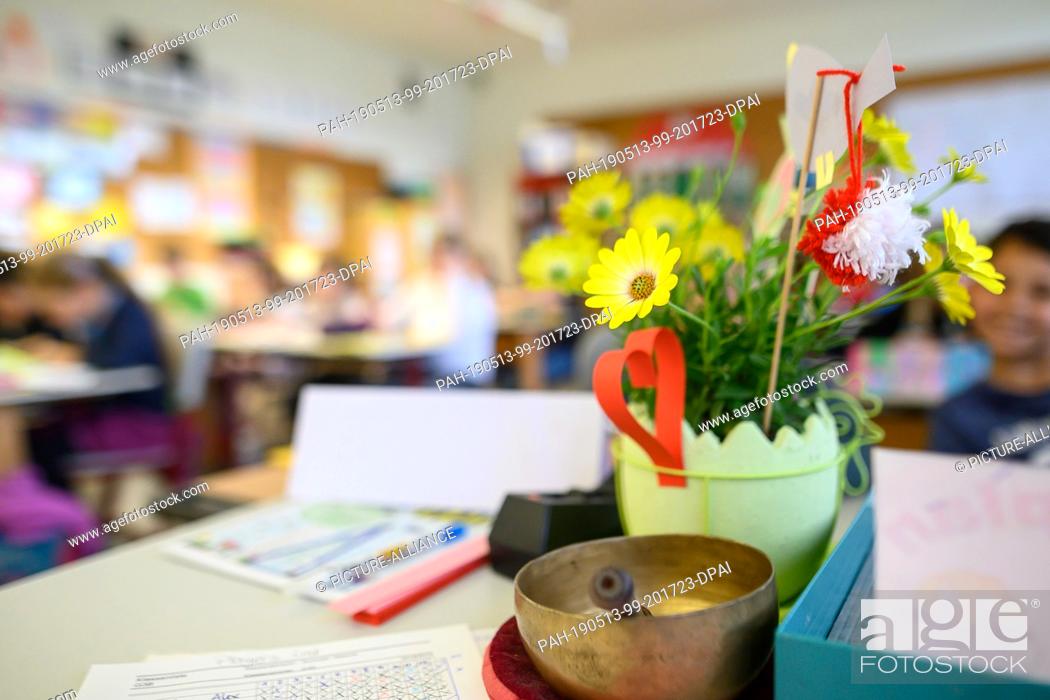 Photo de stock: 13 May 2019, Baden-Wuerttemberg, Remshalden: Flowers stand in a primary school. Photo: Sebastian Gollnow/dpa. - Remshalden/Baden-Wuerttemberg/Germany.