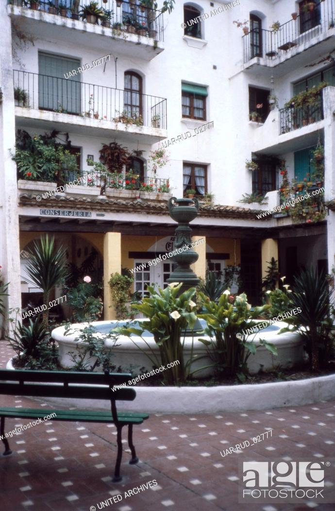 Stock Photo: Der Innenhof eines Wohnkomplex in Granada, Andalusien, Spanien 1980er Jahre. The courtyard of a residential complex in Granada, Andalusia, Spain 1980s.