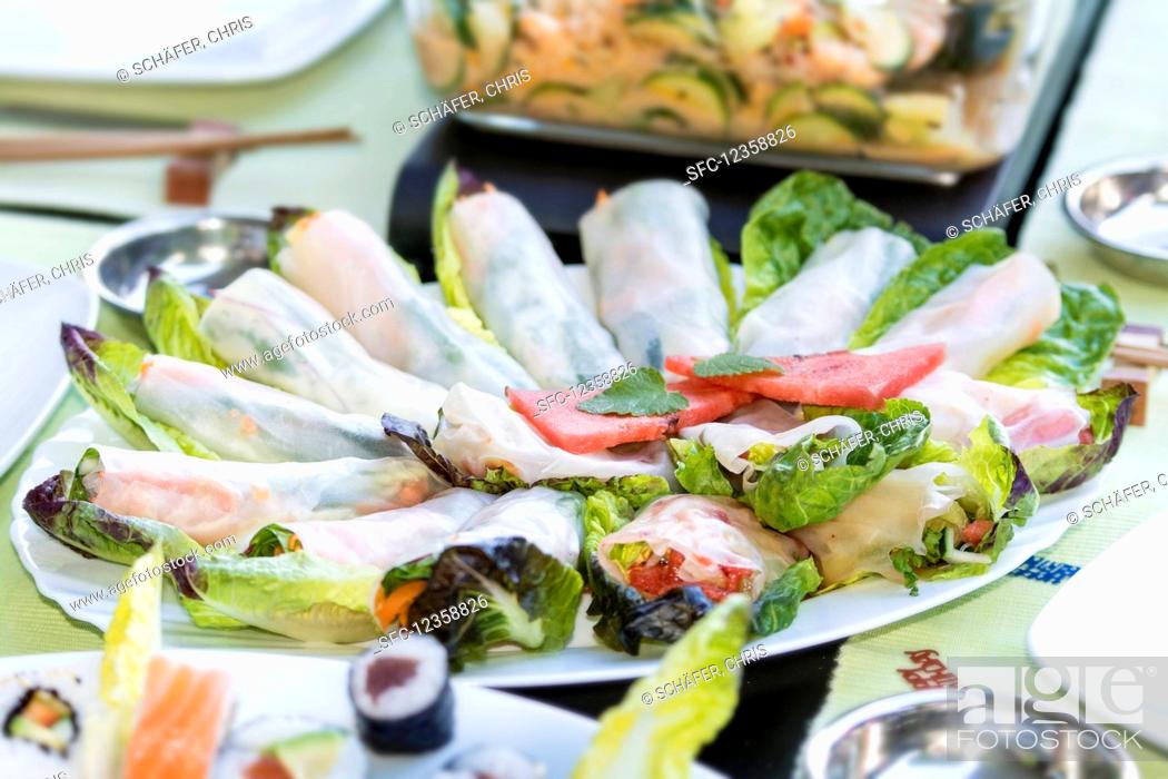 Stock Photo: Various rice paper rolls on a round serving platter (Japan).