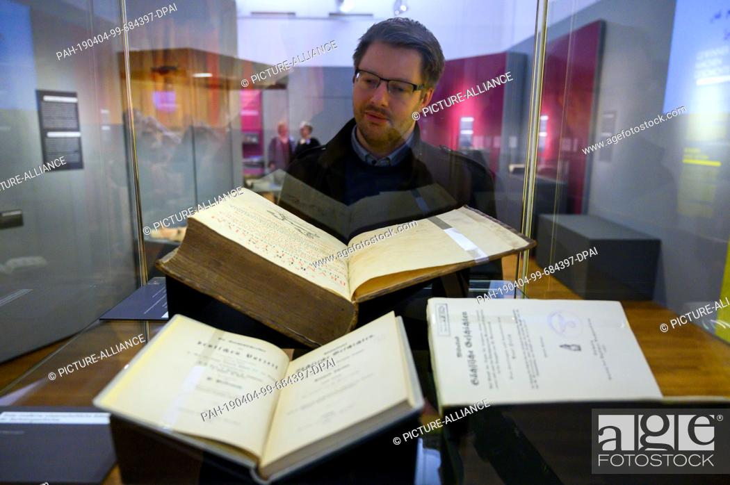 Imagen: 04 April 2019, Lower Saxony, Hannover: A man looks at himself in the exhibition ""Saxones. A New History of the Old Saxons"" a compilation from 1707.
