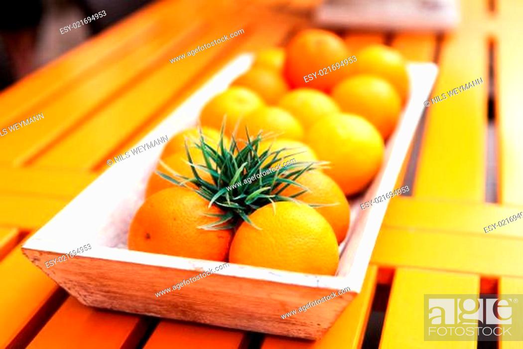Stock Photo: frische gesunde orangen in einer holzschale auf dem tisch.
