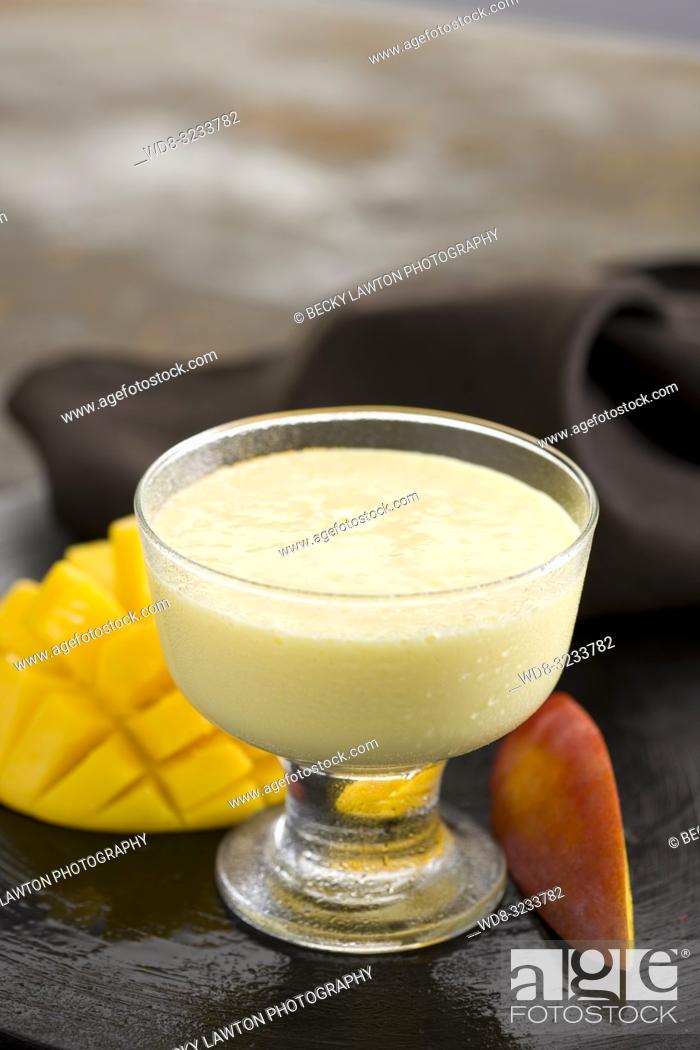 Stock Photo: batido de mango, menta y yogurt.