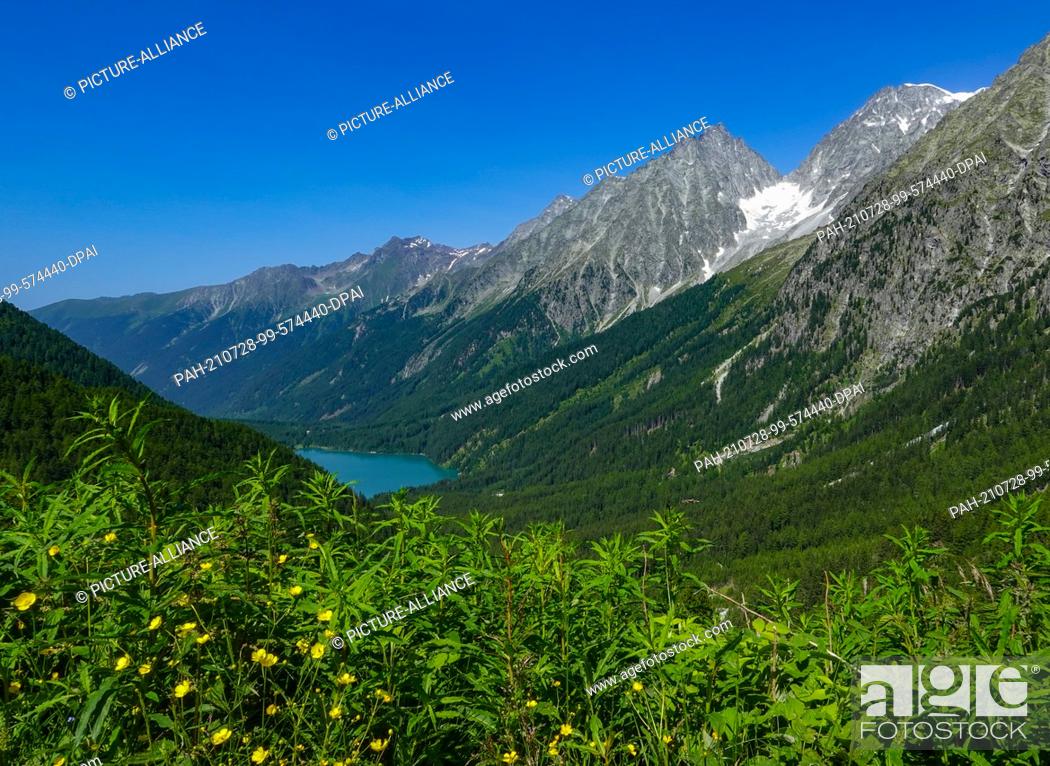 Stock Photo: 19 July 2021, Austria, Sankt Jakob: Panoramic view from the pass Staller Sattel (Passo Stalle) at the border to Italy in the Nationalpark Hohe Tauern to the.
