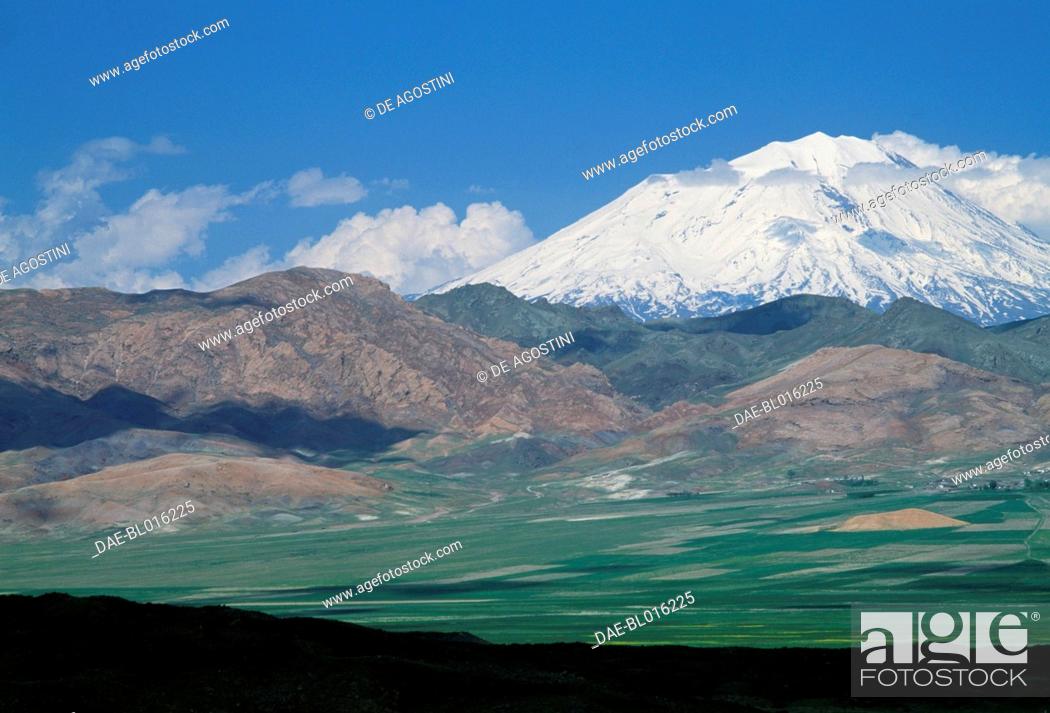Stock Photo: View of Mount Ararat (5165 m), Eastern Anatolia, Turkey.