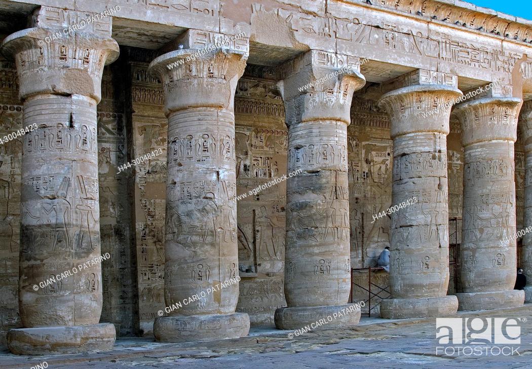 Photo de stock: Medinet Habu, Luxor, Egypt, Djamet, mortuary temple of King Ramses III, ( XX dyn. 1185 -1078 B.C) – the colonnade in the first courtyard.