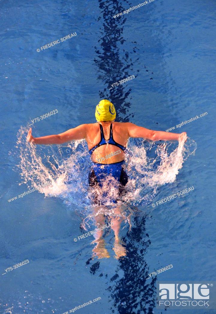 Imagen: Swimmer swimming during a competition in Sartrouville, Yvelines, France, Europe.