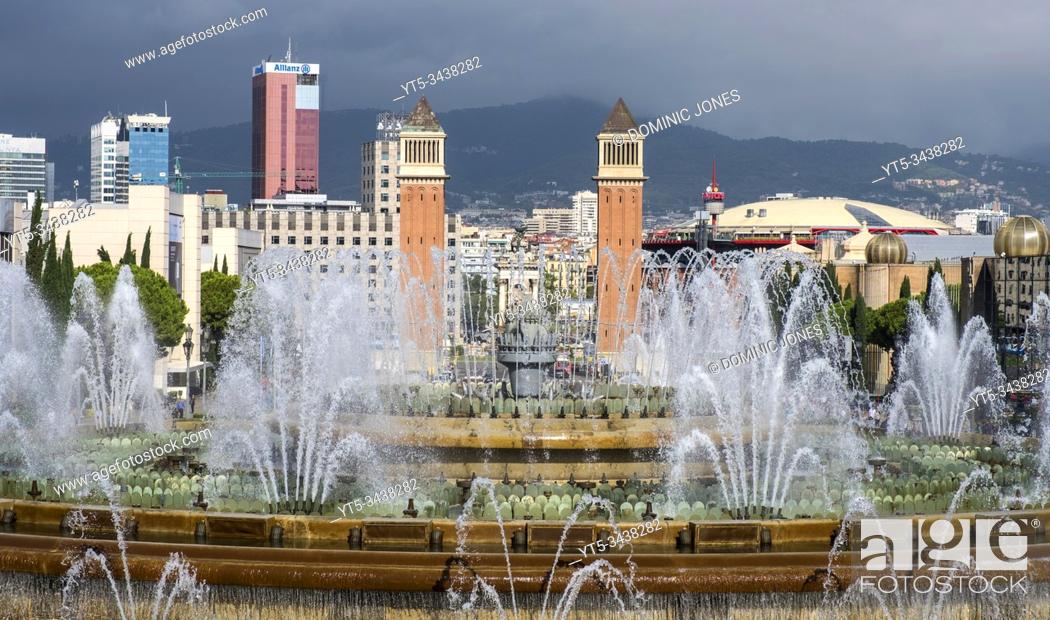 Imagen: Barcelona's Magic Fountain and Venetian Towers.