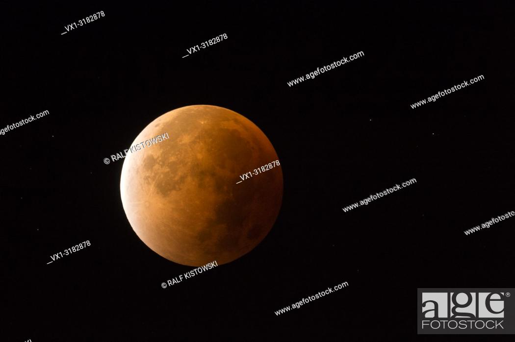 Imagen: Lunar Eclipse, Red supermoon, Blood moon, red orange full moon with sparkling stars, 28th September 2015.