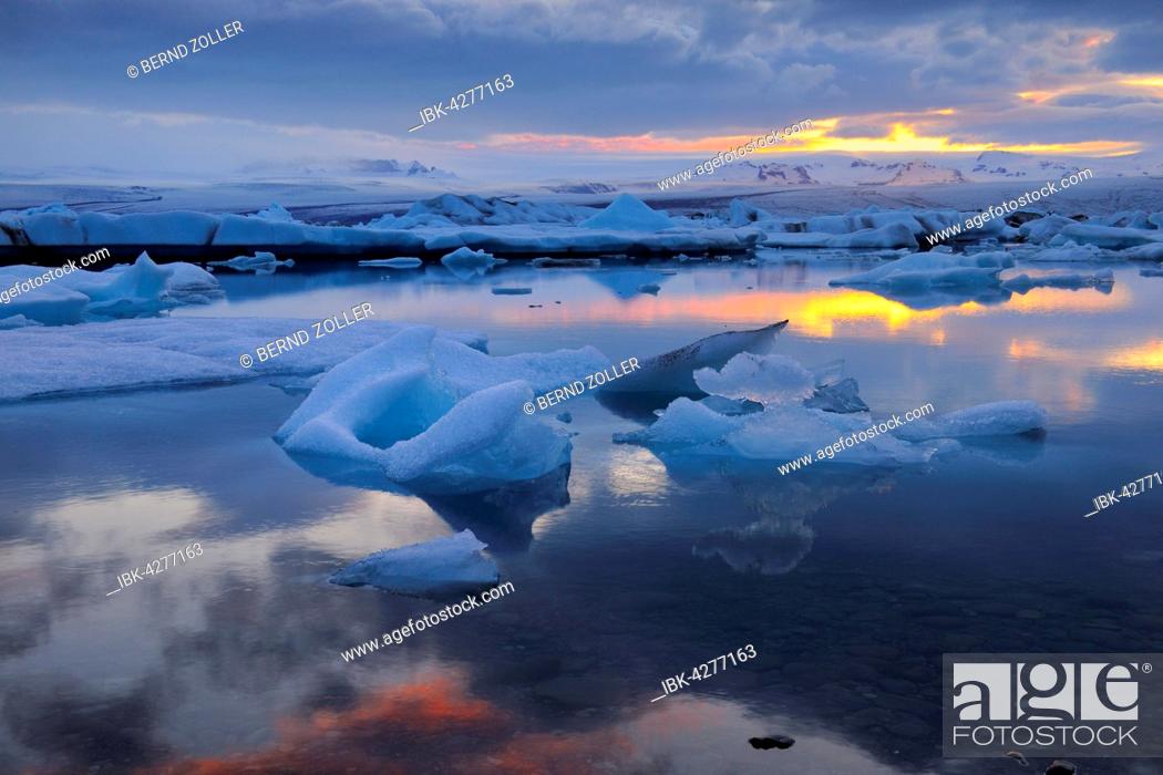 Stock Photo: Evening mood at the Jökulsárlón glacier lagoon, icebergs floating behind the Vatnajökull glacier, Southern Region, Iceland.