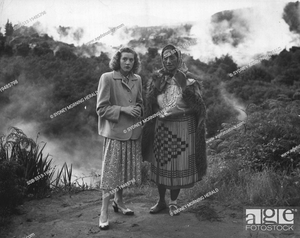 Imagen: Lois Berger and guide Rangi at Whakarewarewa a Maori village, centre of the Thermal activity, Rotorua. Rangi who is a world famous Maori has shown all visitors.