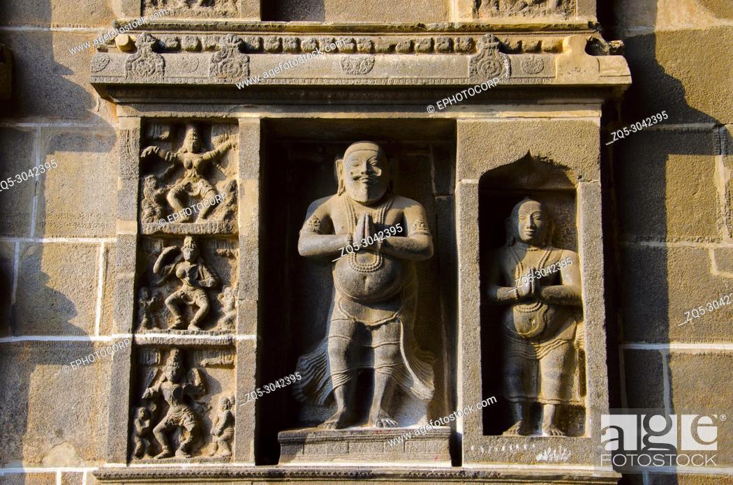 Stock Photo: Carved dancing idols on the Gopuram of Nataraja Temple, Chidambaram, Tamil Nadu, India. Hindu temple dedicated to Nataraj. Shiva as the lord of dance.