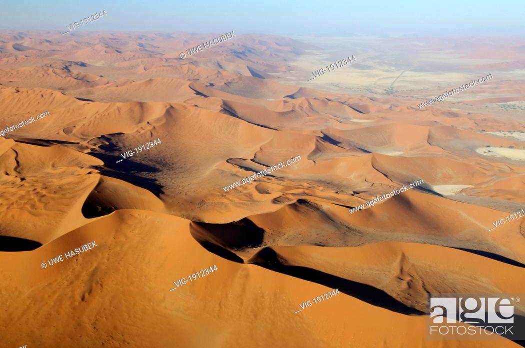 Imagen: Aerial shot of the dune landscape of the Namib desert - Namibia, 26/07/2009.