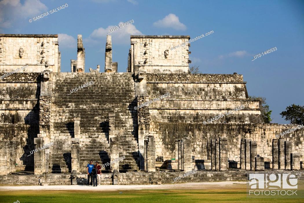Stock Photo: Temple of the Warriors, Chichen Itza Archaeological Site, Yucatán, México.