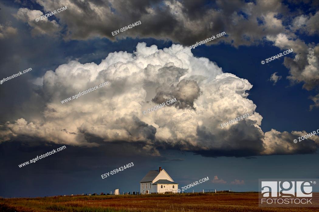 Imagen: Prairie Storm Clouds in Saskatchewan Canada dramatic Scene.
