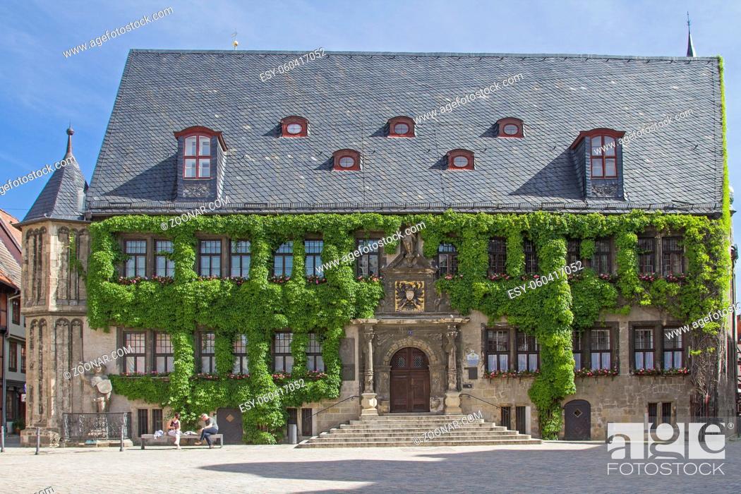 Stock Photo: Die Fassade des gotischen Rathauses in Quedlinburg ist üppig mit Efeu bewachsen.