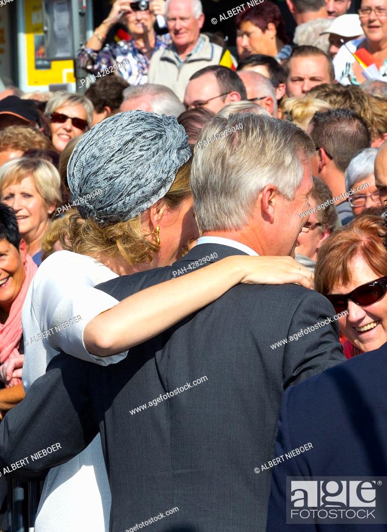 Photo de stock: King Philippe and Queen Mathilde of Belgium meet the crowd Hasselt, BELGIUM - SEPTEMBER 24: Belgium King Philippe and Queen Mathilde during the blijde intredes.