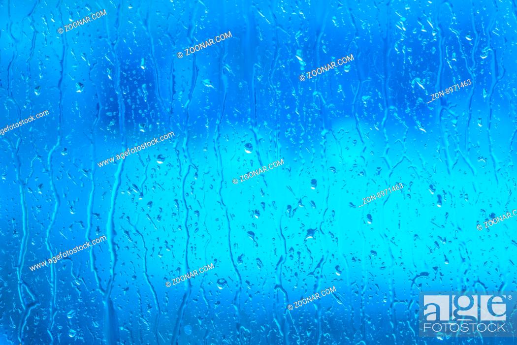 Imagen: Fresh water on a blue window on a rainy day.