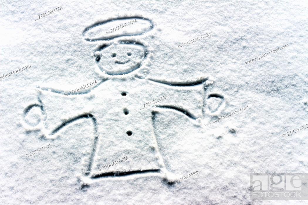 Imagen: Ein Engel wurde im Winter zu Weihnachten in den Schnee gezeichnet.