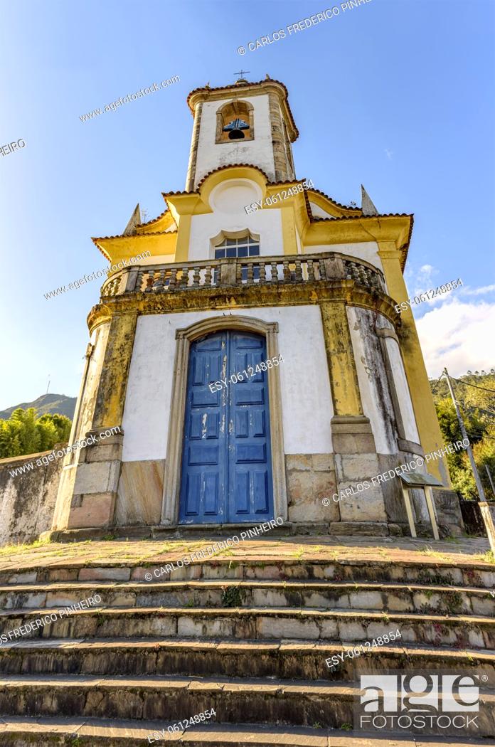 Imagen: Historic church with its stairs, bell and tower in the city of Ouro Preto in Minas Gerais seen from below.