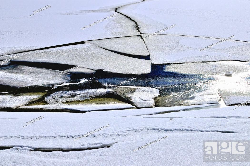 Stock Photo: Bruchgefahr Eisdecke, Danger of breaking ice.