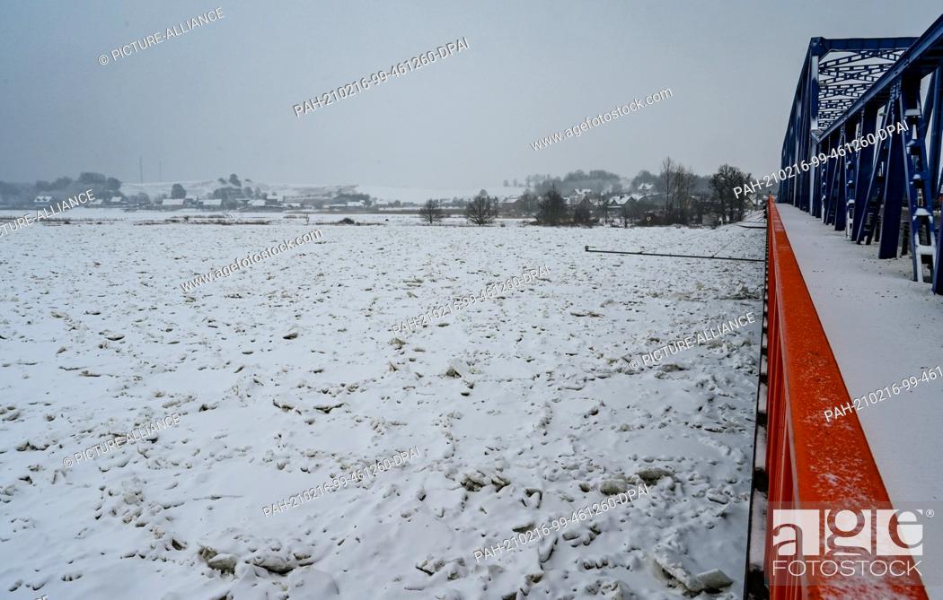 Stock Photo: 16 February 2021, Brandenburg, Schwedt: Ice floes have accumulated on the German-Polish border river Oder at the border crossing in the Lower Oder Valley.