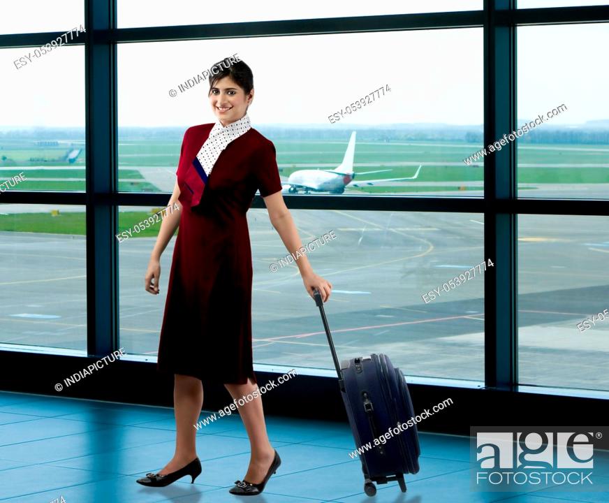 Imagen: Air hostess with luggage.
