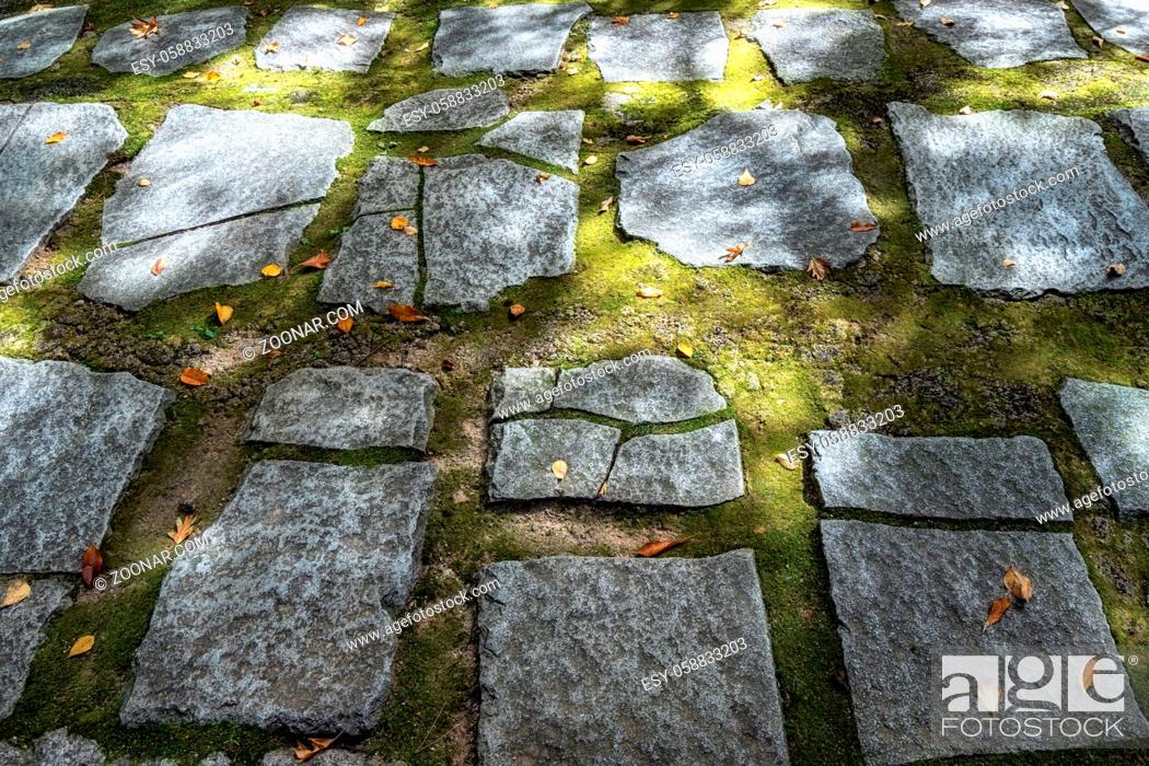 Imagen: Looking down at stone paved pathway in Jongmyo shrine in Seoul, South Korea.
