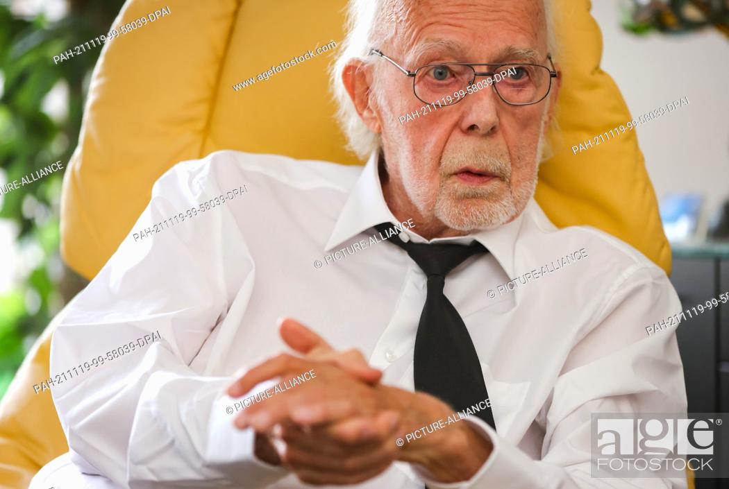 Stock Photo: PRODUCTION - 11 November 2021, Schleswig-Holstein, Hamburg: The founder of Germany's oldest sea undertaker, Captain Horst Hahn talks about his work during an.