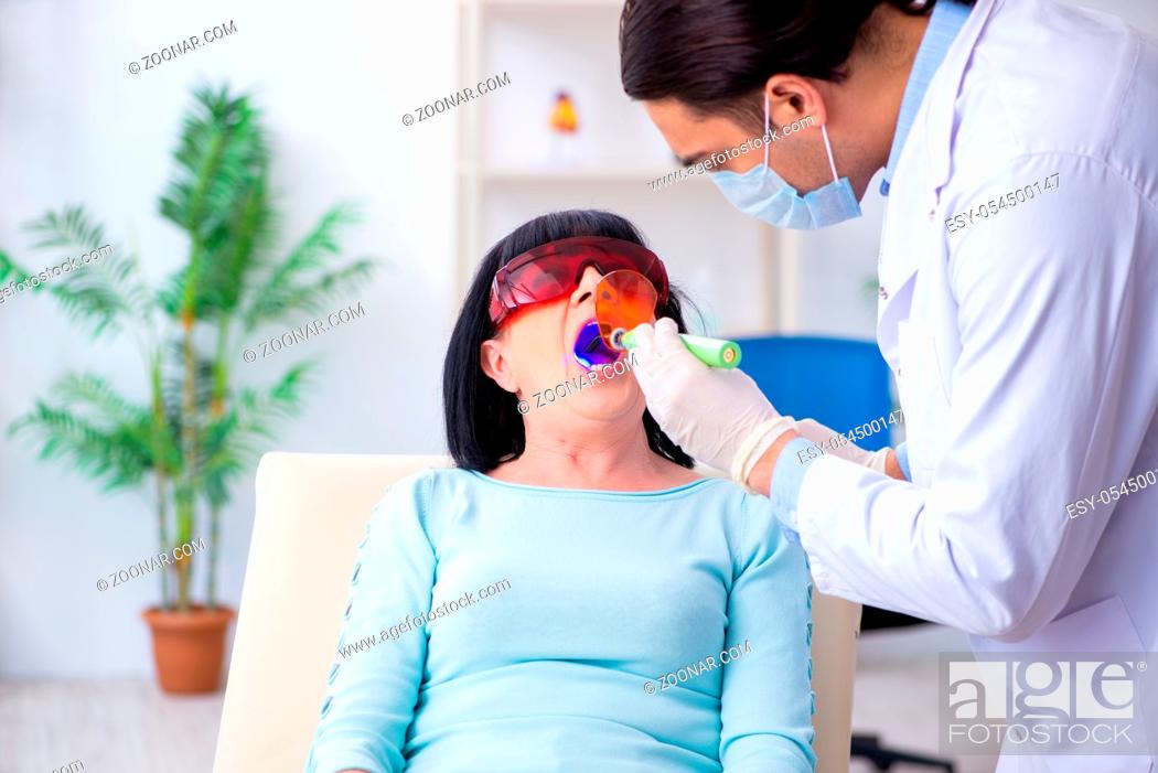 Imagen: The old woman visiting young doctor dentist.