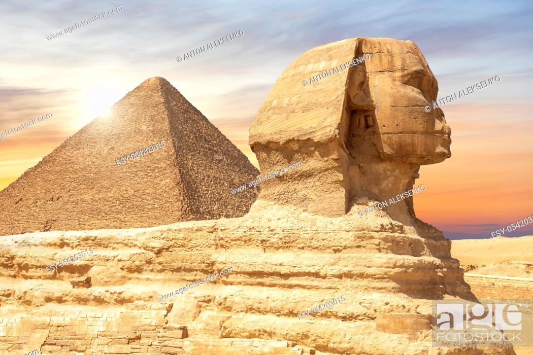 Stock Photo: The Spinx of Giza and the Pyramid of Cheops, Cairo, Egypt.
