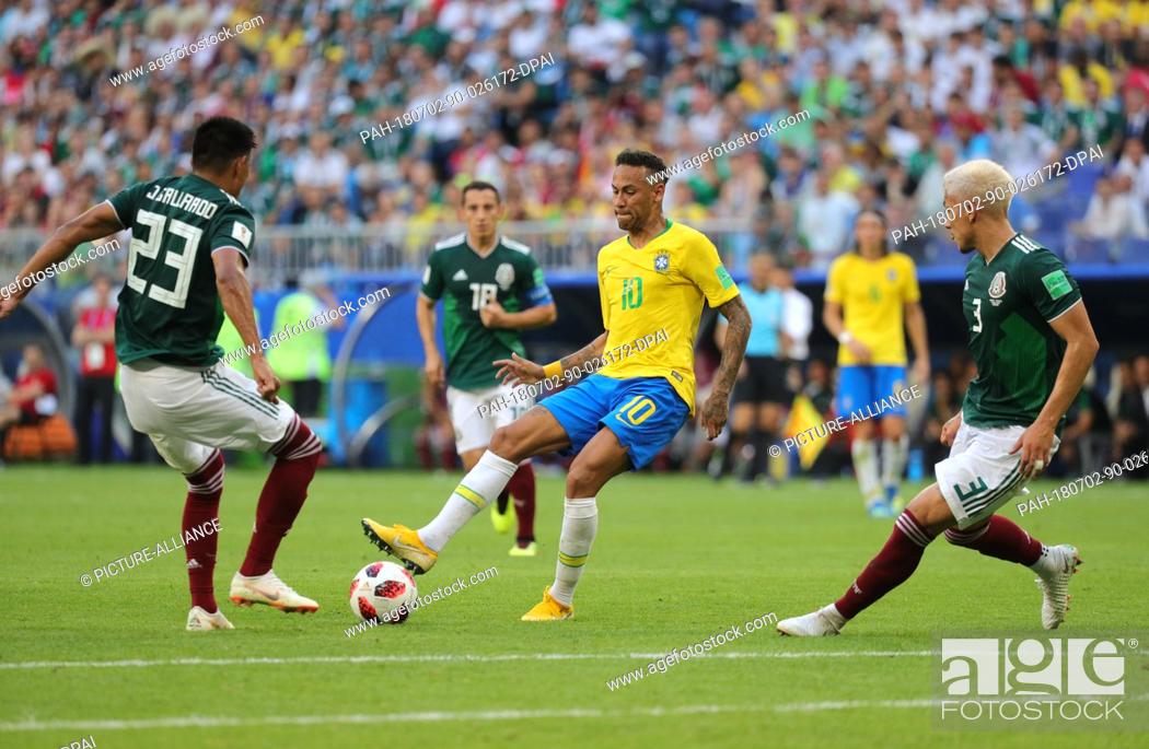 Photo de stock: 02 July 2018, Russia, Samara: Soccer, World Cup 2018, Final round - round of 16: Mexico vs. Brazil at the Samara stadium: Brazil's Neymar (C) and Mexico's.