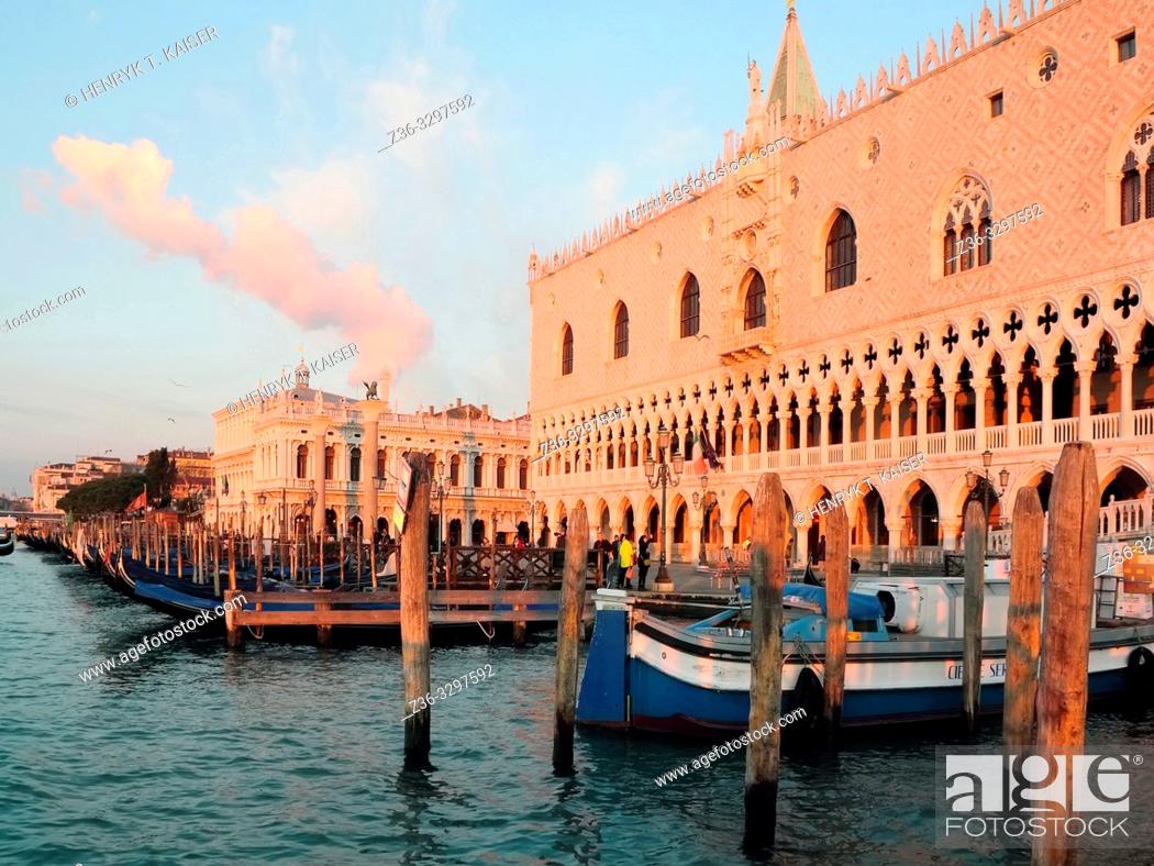 Stock Photo: Morning over Doge s Palace in Venice.
