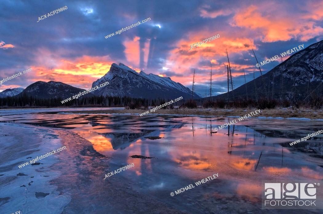 Stock Photo: Dawn light, Mount Rundle, Vermilion Lakes, Banff National Park, Alberta, Canada.