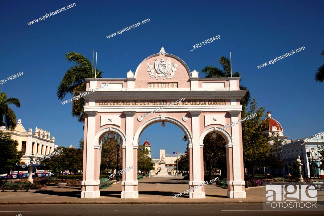 Photo de stock: Triumphal arch Arco de Triunfo and Parque Jose Marti in Cienfuegos, Cuba, Caribbean.