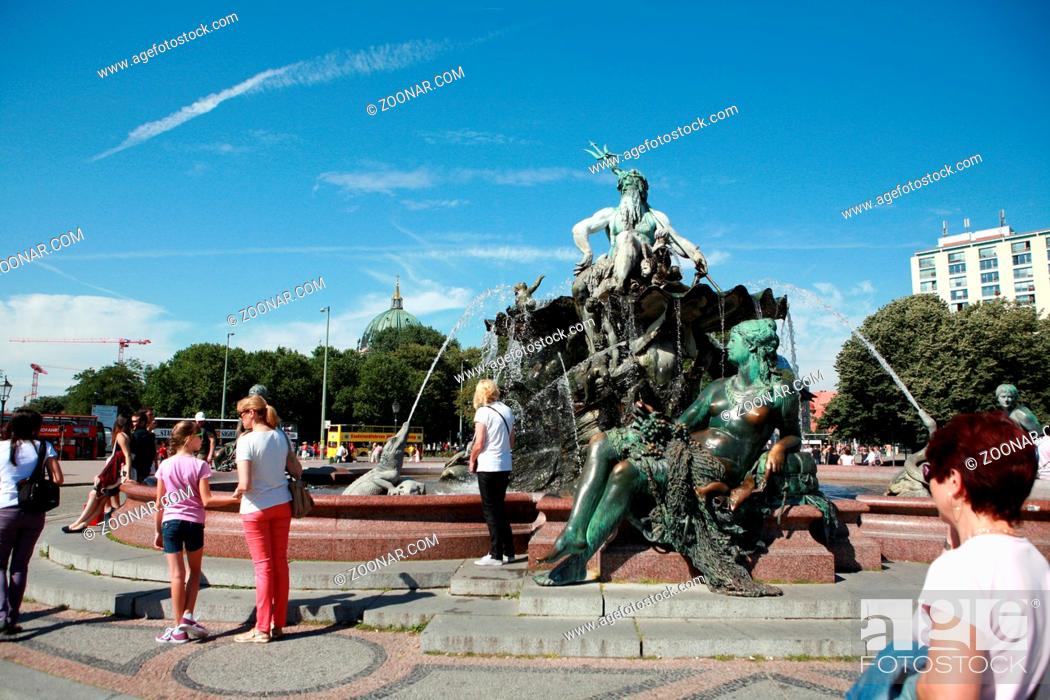Stock Photo: Neptunbrunnen auf dem Alexanderplatz, Berlin, Deutschland.