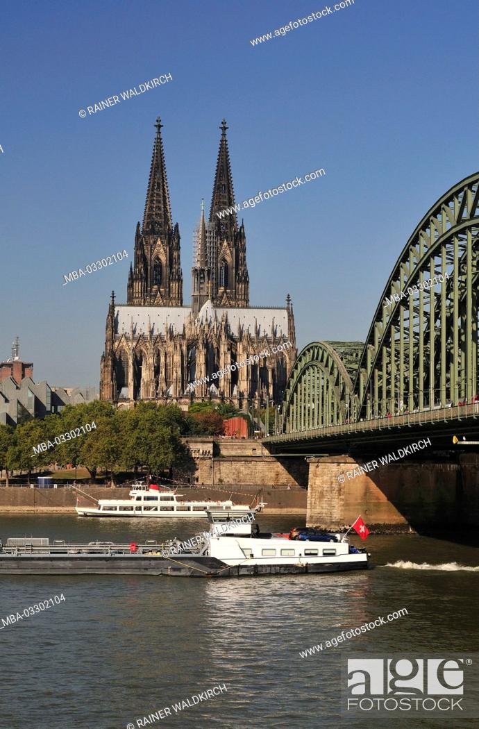 Stock Photo: Germany, North Rhine-Westphalia, Cologne, city, the Rhine and cathedral, Hohenzollernbrücke, inland ship,.