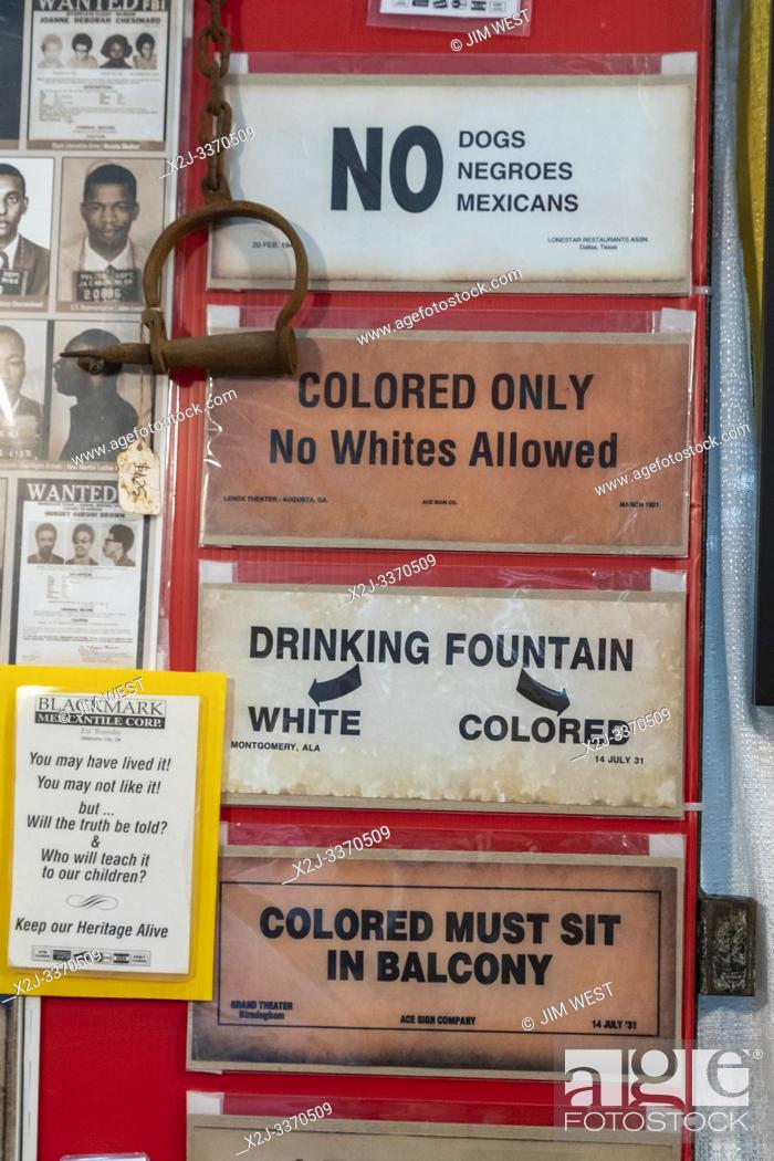 Imagen: Detroit, Michigan - Reminders of segregation and discrimination on sale at the annual convention of the National Association for the Advancement of Colored.