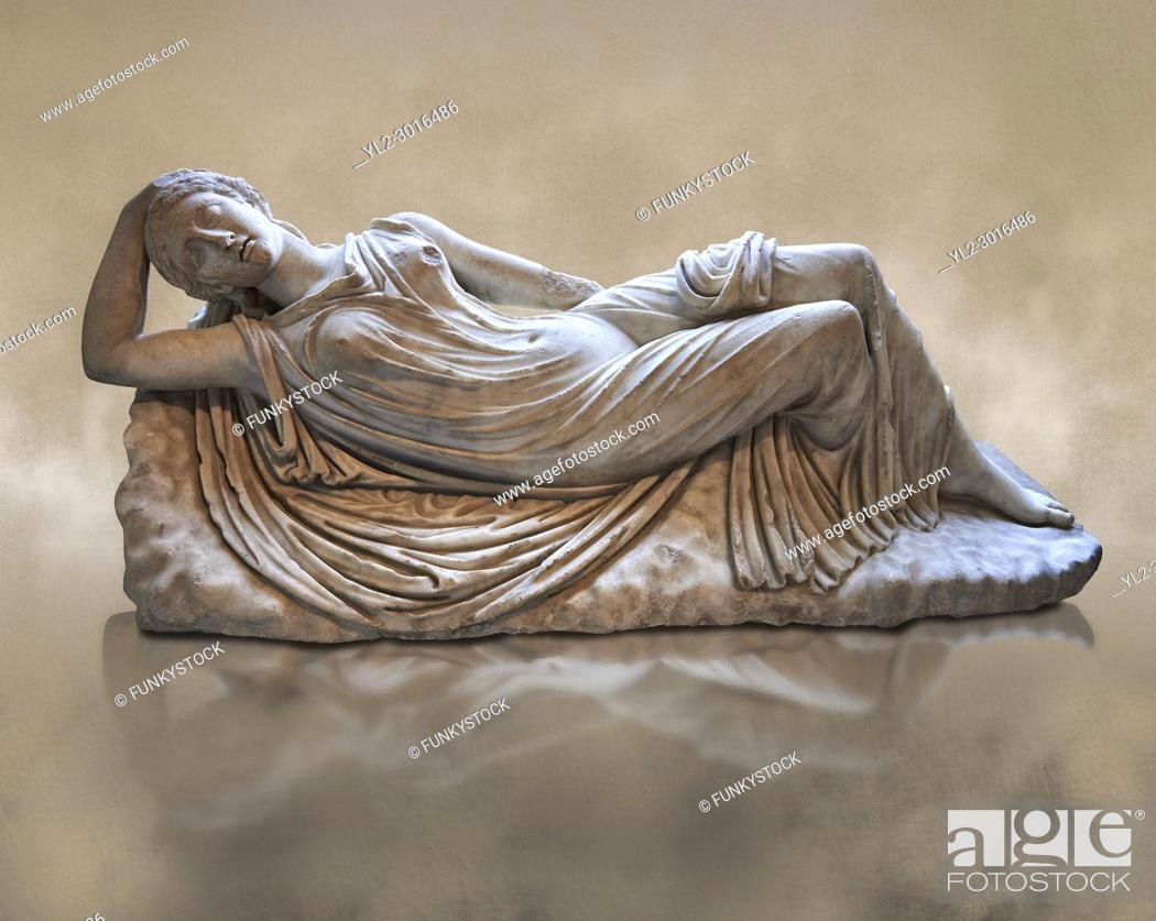 Photo de stock: Ariadne sleeping a 2nd century AD Marble Roman statue from Italy. The girl is lying asleep on a rock and is a variation of the famous Sleeping Ariadne of the.