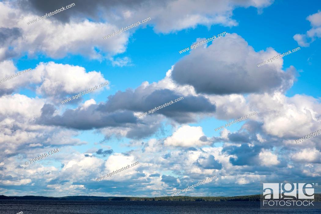 Imagen: Lake landscape and cloudy sky.