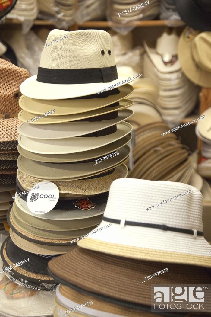 Photo de stock: Hats for sale in the shop at the historic center, San Miguel de Allende, Guanajuato state, Mexico, Central America.