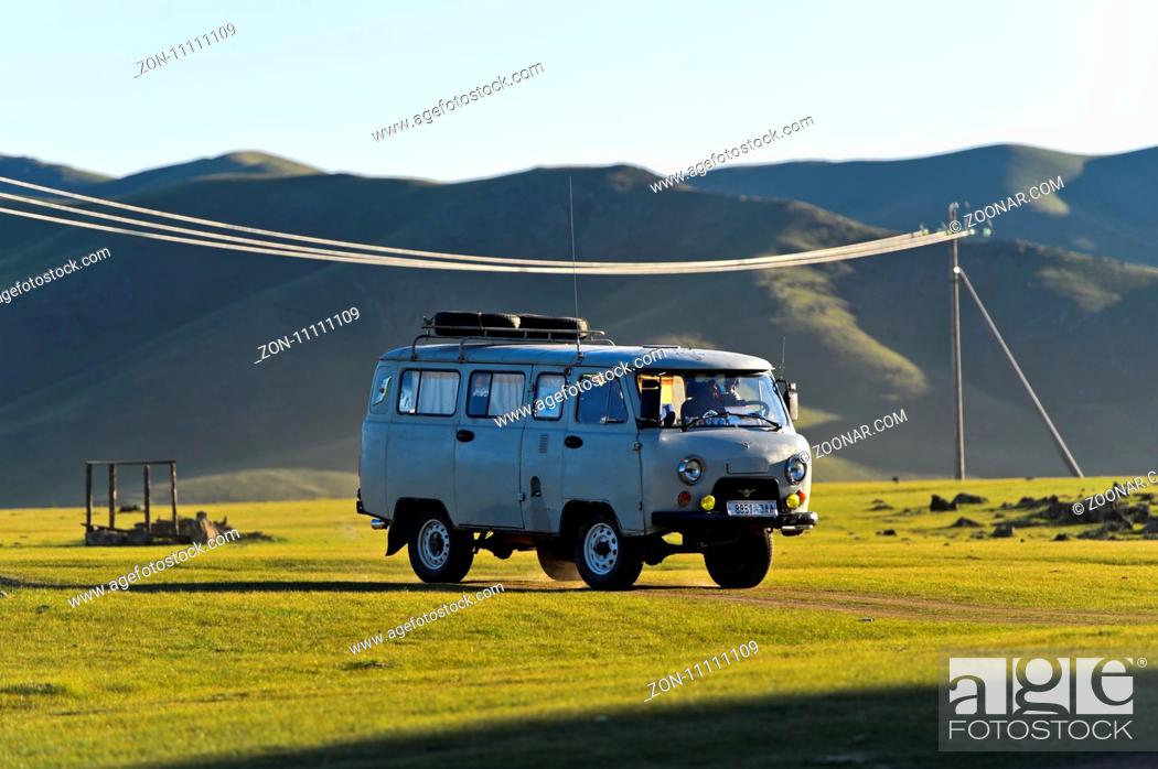 Stock Photo: UAZ Touristenbus fährt durch die Steppe, Orchon-Tal, Mongolei / UAZ minibus for tourists driving in the Mongoloan steppe, Orkhon Valley, Mongolia.