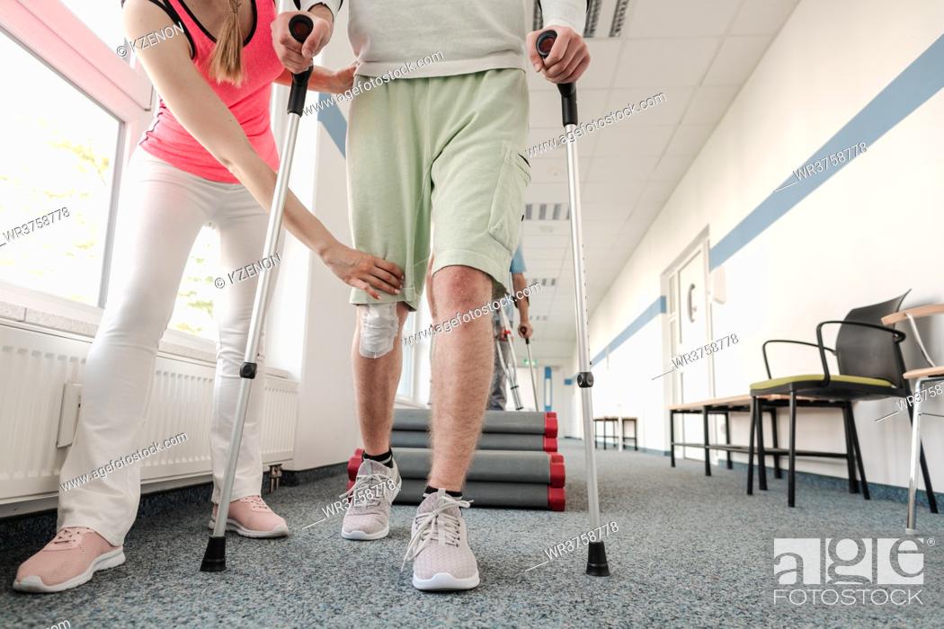 Imagen: People in rehabilitation learning how to walk with crutches after having had an injury.