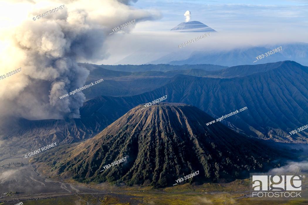 Imagen: An Elevated View Of Mount Bromo, Mount Batok and The Bromo Tengger Semeru National Park, Java, Indonesia.