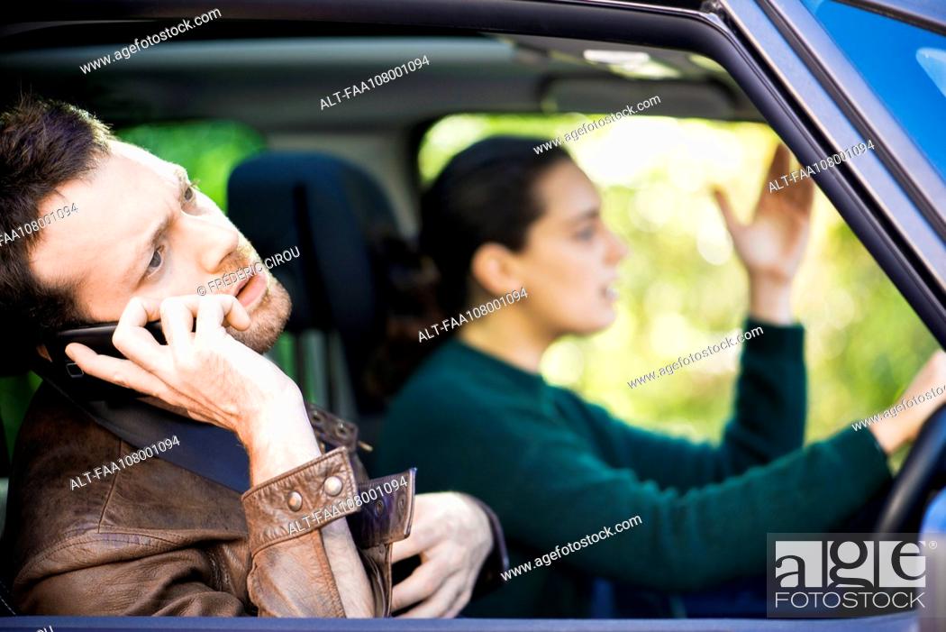 Imagen: Couple stuck in traffic.