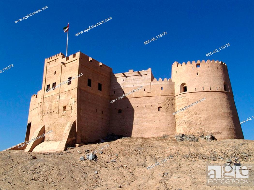 Imagen: Fort in desert Dubai United Arab Emirates.