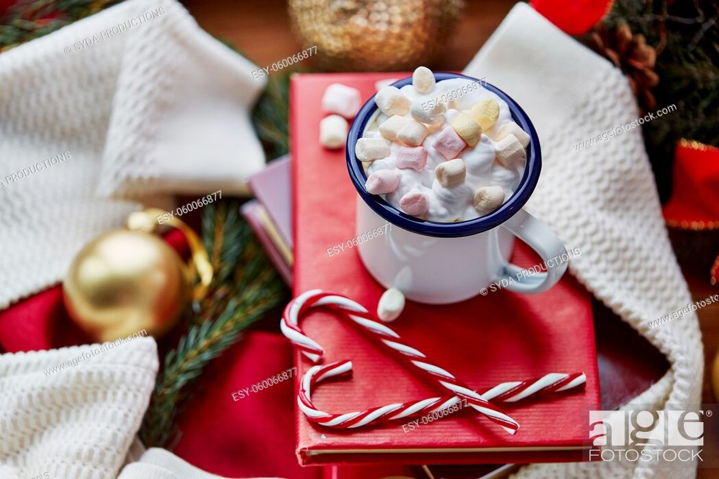 Imagen: cup of whipped cream with marshmallow on christmas.